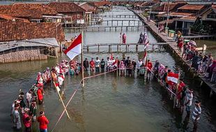 Warga Demak Upacara di Tengah Banjir Rob, Suarakan Kondisi Kampung