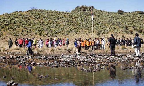 Khidmat, Ratusan Pendaki Ikuti Upacara HUT RI di Puncak Gunung Lawu