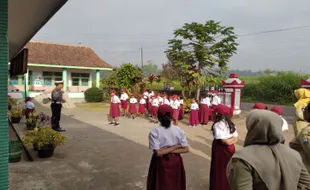 SDN di Semarang Tak Dapat Murid: Ortu Takut Anak Cari Ikan saat Pulang