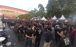 Penonton Masuk Gate Konser Dream Theater di Solo, Begini Keramaiannya