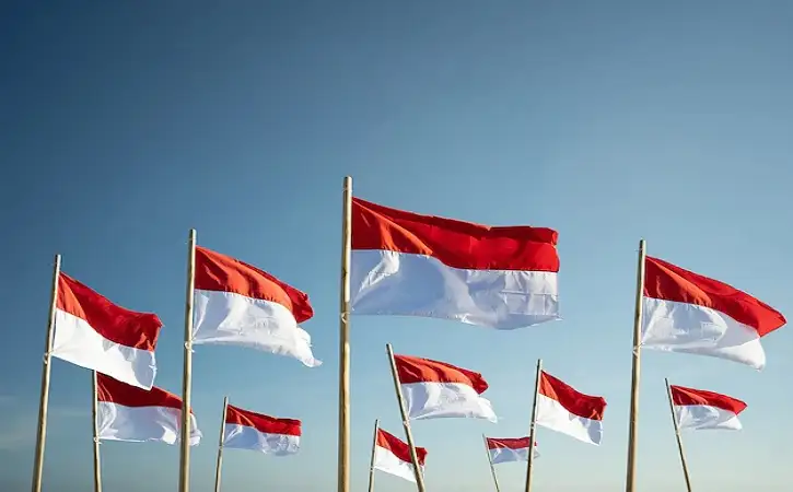 Sambut HUT ke-80 RI, Polisi Bagikan Bendera Merah Putih di Mojolaban Sukoharjo