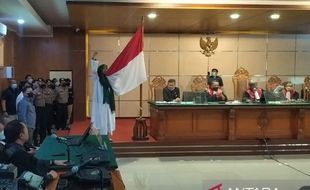 Cium Bendera Merah Putih, Habib Bahar: NKRI Harga Mati!