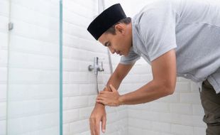 Bolehkah Wudu di Kamar Mandi? Ini Penjelasan Hukumnya