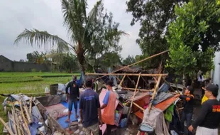 Angin Kencang Terjang Sleman,1 Rumah Roboh & 1 Anak Tertimpa Reruntuhan