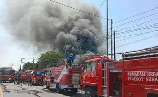 Gudang Rongsok di Kebakkramat Terbakar, 7 Unit Damkar Didatangkan