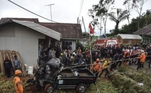 Mobil Pikap Rombongan Hajatan Masuk Jurang, 8 Orang Meninggal