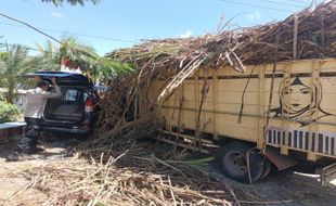 Tabrakan Adu Banteng Truk Bawa Tebu & Avanza di Madiun, 2 Orang Terluka