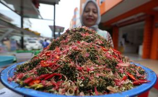 Kian Pedas Kian Histeris, Uji Nyali Makan Sambal Tuan Kulit Putih