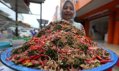 Kian Pedas Kian Histeris, Uji Nyali Makan Sambal Tuan Kulit Putih