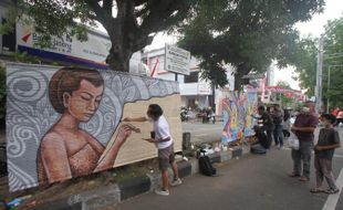 Keren! Sekelompok Seniman Muda Solo Ubah Tirai Bambu Jadi Mural Batik Cantik