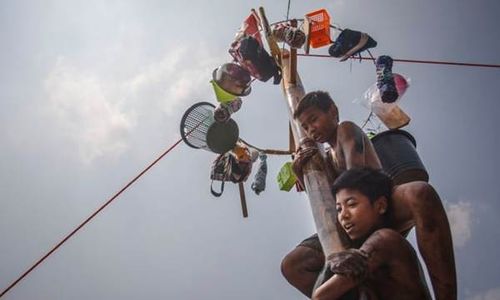 Festival Hantu Lapar dan Kisah Kelam Iringi Sejarah Lomba Panjat Pinang