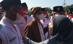 Momen Gibran Hibur Paskibra saat Gagal Kibarkan Bendera Merah Putih