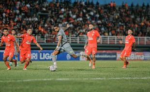 Persebaya Dikalahkan Borneo FC 1-2, Aji Santoso Sesalkan Keputusan Wasit