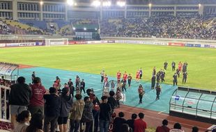 Persis Solo Quattrick Kekalahan, "JFT Out" Bergema di Stadion Manahan