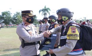 Tangkap Pelaku Perjudian, 5 Anggota Polsek Gantiwarno Klaten Terima Penghargaan