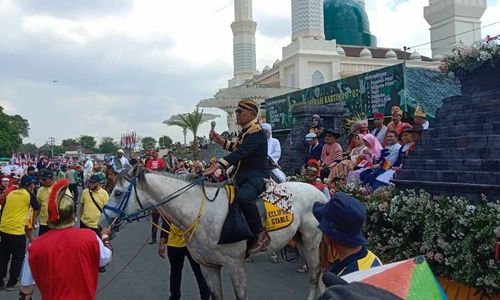 Warga Karanganyar Tumplek Blek Nonton Karnaval, Bupati Jadi RM Said