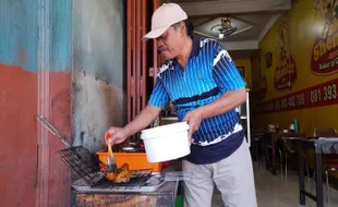 Ejekan Masa Kecil di Balik Kesuksesan Ayam Bakar Pak Shentit Boyolali