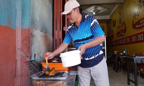 Ejekan Masa Kecil di Balik Kesuksesan Ayam Bakar Pak Shentit Boyolali