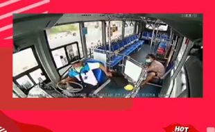 Viral Penumpang Bus Ambil Tas Pengemudi, Warganet Riuh Bahas Motif