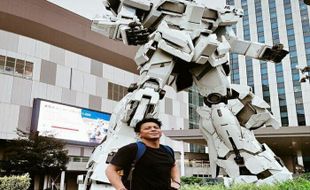 Ariel Noah Foto Bareng Gundam Raksasa di Jepang, Begini Reaksi Warganet