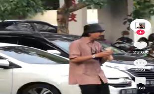 Viral Duta Sheila On 7 Dikira Tukang Parkir saat Jajan Cilok