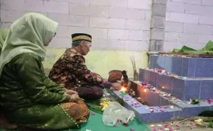 Sakral! Begini Ritual Malam Tungguk Tembakau Boyolali di Tengah Makam