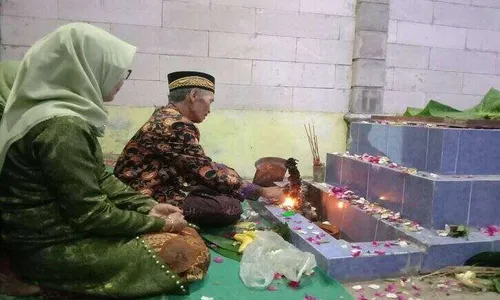 Sakral! Begini Ritual Malam Tungguk Tembakau Boyolali di Tengah Makam