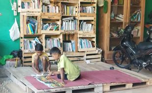 Guru SMP di Sragen ini Manfaatkan Barang Bekas Buat Taman Bacaan