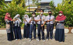 Ikut Gerakan Tanam Pohon, Ini Partisipasi SMPN 8 Solo di HUT ke-25 Solopos