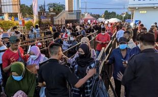 Dukung Indonesia Hadapi Vietnam, Suporter Berjubel Antre Masuk Stadion