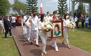 Ribuan Orang Hadiri Pemakaman Susyana Lukminto di Delingan Karanganyar