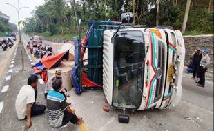 Awas! Ada Truk Muat Gulungan Kertas 27 Ton Terguling di JLS Salatiga