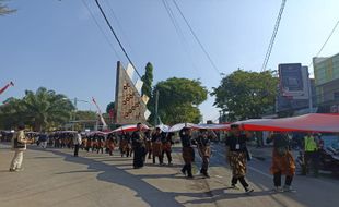 Ratusan Mahasiswa UIN Surakarta Bentangkan Bendera 1.000 Meter, Ada Apa?