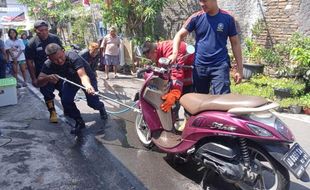 Temukan Ular Sembunyi di Bodi Motor, Warga Jebres Panggil Petugas Damkar Solo