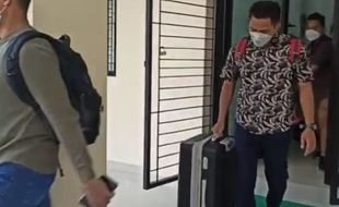 Geledah Kampus Unila, Penyidik KPK Bawa Dua Koper Besar