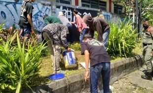 Terciduk Coret-Coret Tembok Sekolah, 7 Pemuda Dihukum Satpol PP Solo