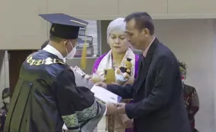 Mengharukan! Ini Momen Sang Ayah Menangis Terima Ijazah Wisuda Brigadir J