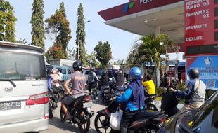 Antrean Mengular di SPBU Sukoharjo, Warga Bingung Baru Tahu Harga BBM Naik