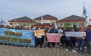 Tolak Kenaikan BBM, Ratusan Buruh Demo di Kantor DPRD Sukoharjo