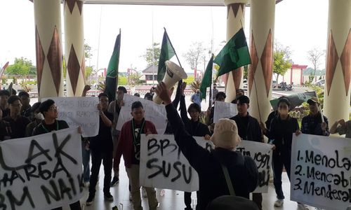 Tegas Tolak Kenaikan Harga BBM, HMI Sukoharjo Demo di DPRD