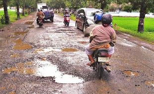 Tips Naik Motor Melewati Jalan Rusak, Biar Tetap Selamat