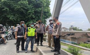 Jembatan Mojo akan Ditutup, Polres Sukoharjo Pasang 8 Rambu Jalur Alternatif