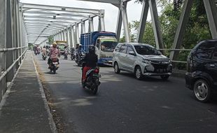 Arus Lalu Lintas Lebih Padat di Jembatan Mojo Solo, Mayoritas dari Karanganyar