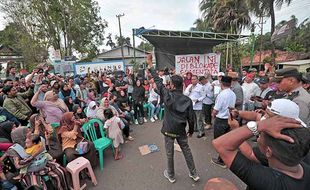 Protes Jalan Rusak, Warga Jambi Blokir Akses ke Kawasan Industri