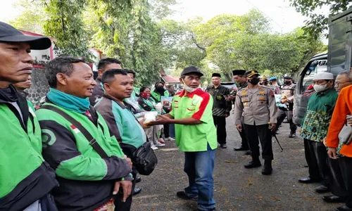 Buruh dan Mahasiswa di Sragen Ikut Bagikan Beras Bersama Polisi dan Ormas