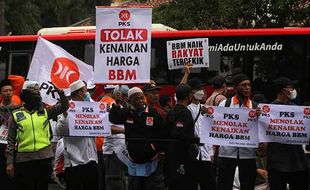 Demo Tolak Harga BBM Naik, Kader PKS Soloraya Longmarch Sriwedari-Gladak