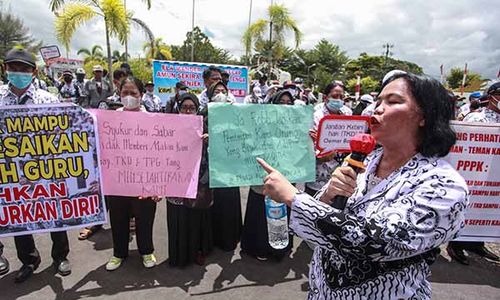 Tuntut Tunjangan Kinerja Daerah, Ratusan Guru Demo di Kantor DPRD Kalteng