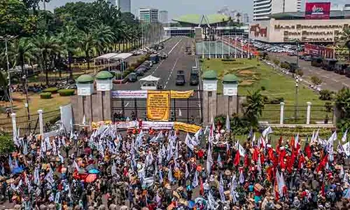 Peringati Hari Tani, Massa Buruh Petani dan Nelayan Aksi di Depan Gedung DPR