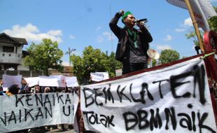 Demo Tolak Harga BBM Naik, Mahasiswa di Klaten Jalan Kaki dari RSPD ke DPRD