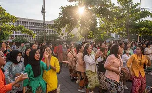 Aksi 1.000 Remaja Berkebaya Menari Bersama di Festival Kota Lama Semarang